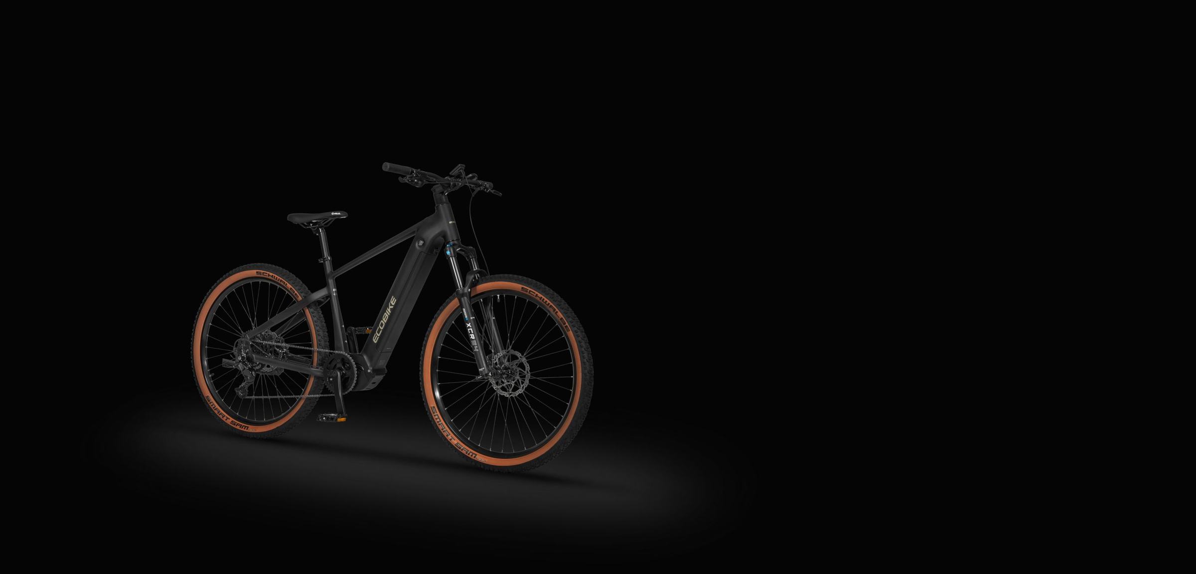 Elektryczny rower górski Ecobike z amortyzowanym widelcem i oponami Schwalbe, zdjęcie studyjne na czarnym tle